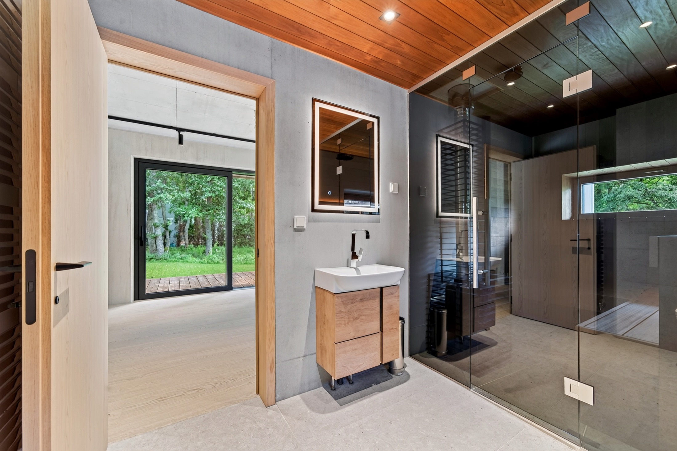 Sauna and wash area