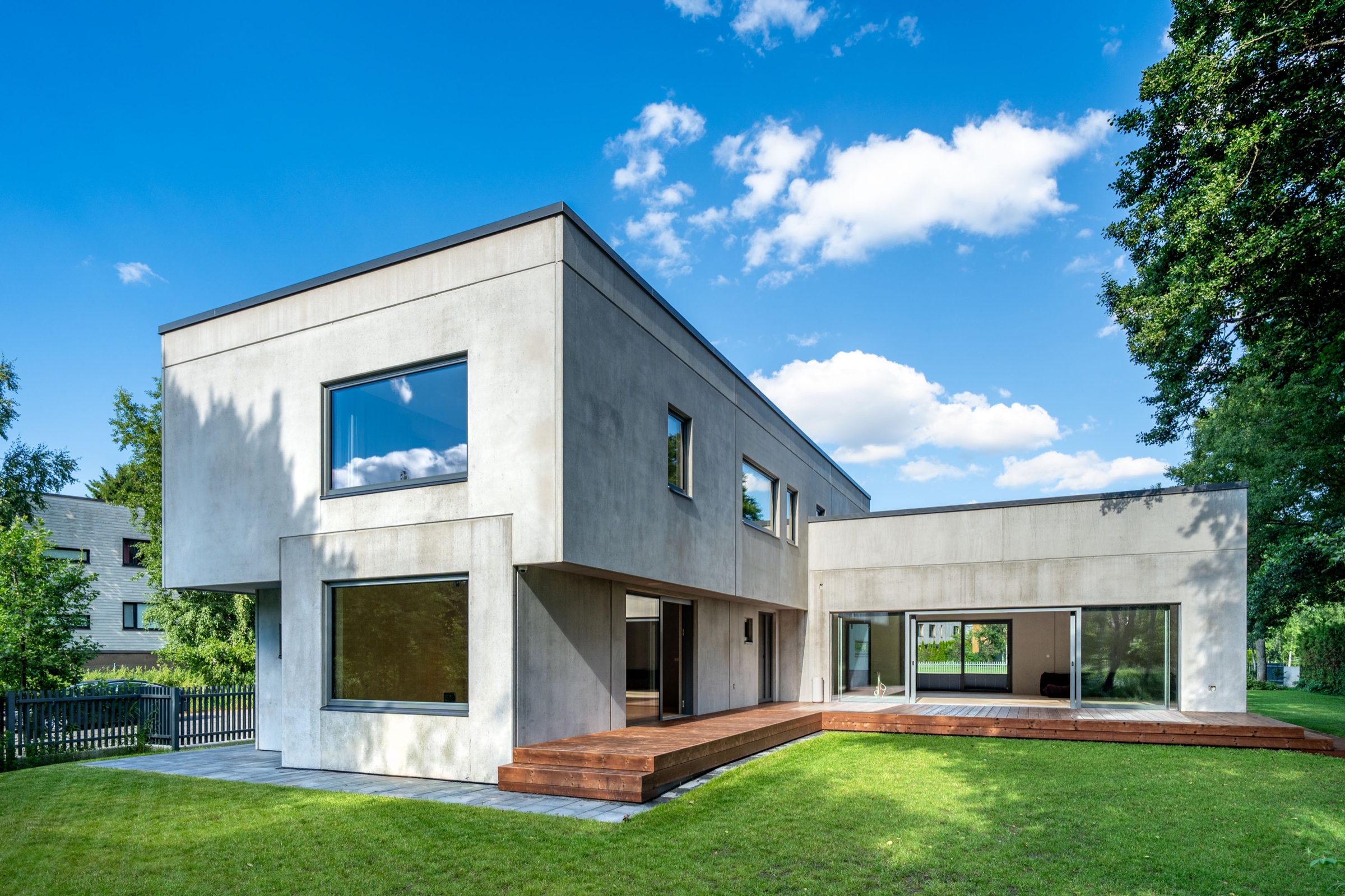 Jõeoti 9 residence framed by mature greenery